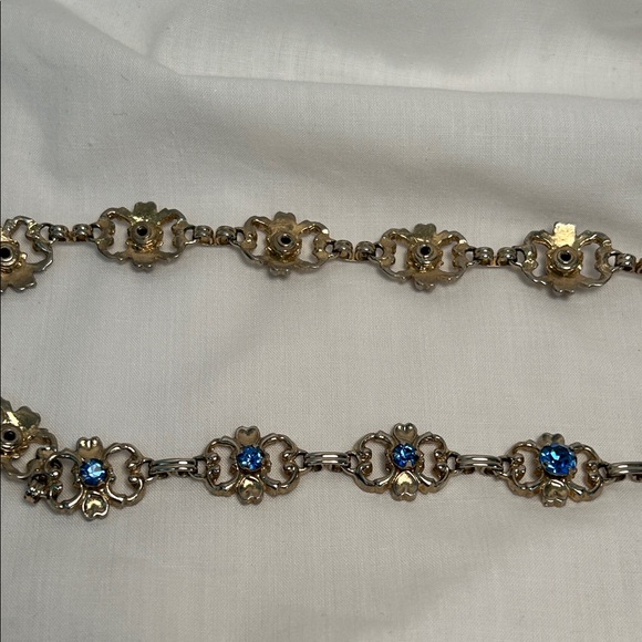 Vintage Silver Toned Choker Necklace Linked Flower Motifs with Blue Rhinestones - Picture 3 of 6